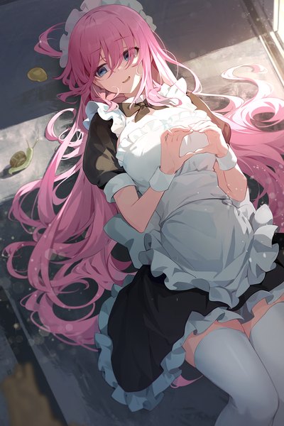 Anime-Bild 1167x1750 mit bocchi the rock! cloverworks gotou hitori goomrrat single long hair tall image fringe open mouth blue eyes looking away pink hair lying from above hair over one eye short sleeves maid on back puffy sleeves one side up