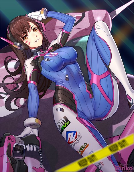 Anime picture 859x1100 with overwatch blizzard entertainment d.va (overwatch) meka (overwatch) ririko (zhuoyandesailaer) single long hair tall image looking at viewer fringe light erotic smile brown hair holding brown eyes bent knee (knees) lying long sleeves parted lips on back