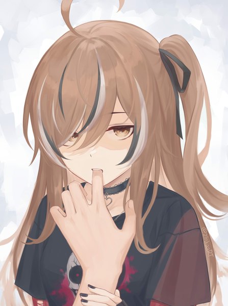 Anime-Bild 2381x3193 mit virtual youtuber hololive hololive english nanashi mumei nanashi mumei (emo) zinkaa long hair tall image looking at viewer fringe highres simple background brown hair brown eyes signed upper body ahoge nail polish multicolored hair hair over one eye