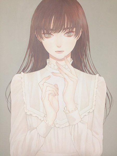 Аниме картинка 1536x2048 с оригинальное изображение konno mayumi один (одна) длинные волосы высокое изображение смотрит на зрителя чёлка простой фон каштановые волосы длинные рукава губы реалистичный серый фон серые глаза невыразительный девушка блузка