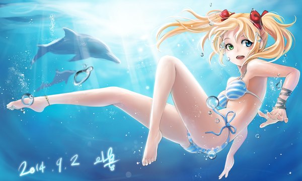 Anime picture 3087x1851 with original mappung-gun (mhg0106) single long hair highres open mouth light erotic blonde hair wide image twintails looking away bent knee (knees) barefoot armpit (armpits) legs heterochromia underwater girl bow swimsuit
