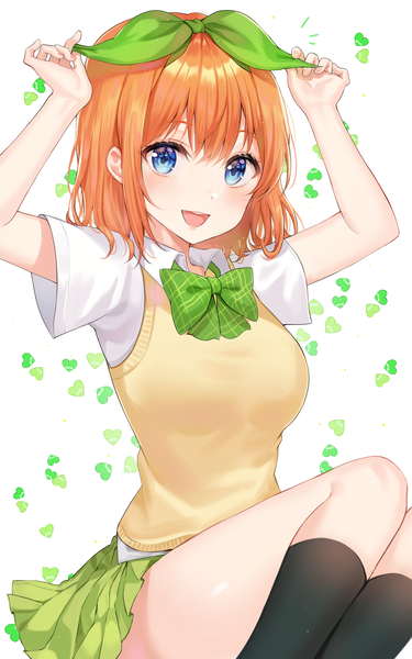 イラスト 2000x3200 と 五等分の花嫁 中野四葉 tokkyu ソロ 長身像 カメラ目線 赤面 前髪 highres 短い髪 おっぱい 青い目 simple background 笑顔 hair between eyes 白背景 座る pleated skirt オレンジ髪 arms up