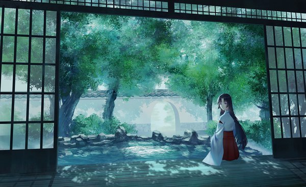 Anime picture 1307x800 with original yingsu jiang single long hair black hair wide image sitting payot traditional clothes japanese clothes looking back shadow hime cut girl plant (plants) tree (trees) hakama sliding doors japanese house shouji