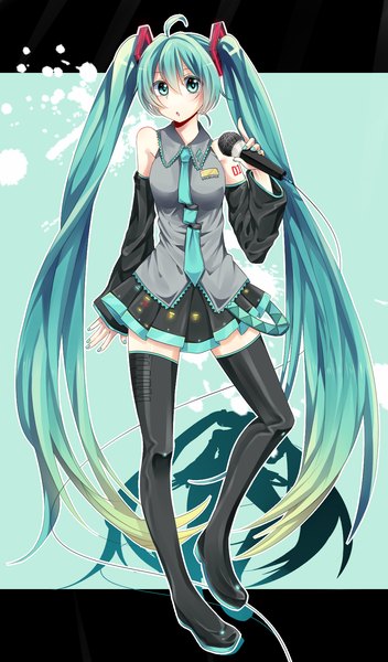 イラスト 1000x1700 と ボーカロイド 初音ミク ソロ 長身像 カメラ目線 ツインテール very long hair aqua eyes aqua hair 女の子 スカート 髪飾り 袖だけ ネクタイ 長靴 マイク