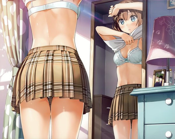 イラスト 4398x3500 と 5 nenme no houkago カントク ソロ 赤面 highres 短い髪 light erotic 茶色の髪 absurdres indoors pleated skirt aqua eyes from behind bare belly lens flare plaid skirt reflection paw print dressing 女の子