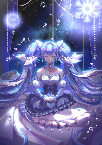 イラスト 2121x3000 と ボーカロイド 初音ミク 雪ミク 雪ミク2019 八月葉 ソロ 長身像 前髪 highres 笑顔 ツインテール 肩出し 青い髪 eyes closed very long hair night puffy sleeves night sky floating hair frilled dress