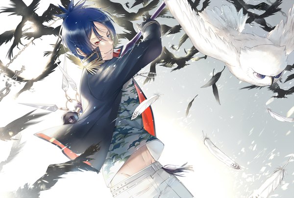 Anime-Bild 2142x1444 mit katekyou hitman reborn rokudo mukuro ekita xuan single highres short hair blue hair looking away bare belly heterochromia groin fighting stance camouflage boy gloves weapon animal black gloves bird (birds) feather (feathers)