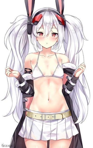 イラスト 775x1228 と アズールレーン ラフィー(アズールレーン) kätzchen ソロ 長髪 長身像 カメラ目線 赤面 前髪 おっぱい light erotic simple background hair between eyes 赤い目 立つ 白背景 ツインテール 肩出し signed 獣耳