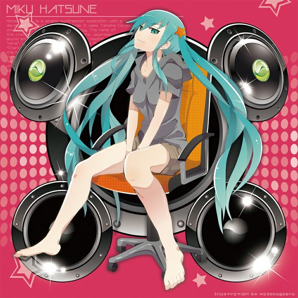 Anime picture 1000x999 with vocaloid hatsune miku yadokugaeru (artist) single long hair looking at viewer smile sitting twintails barefoot aqua eyes aqua hair sparkle character names between legs girl shorts star (symbol) chair speakers