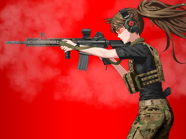 Anime picture 800x600 with yamamoto nanashiki single long hair simple background brown hair standing looking away ponytail profile wind leaning leaning forward red background military camouflage girl weapon headphones gun goggles