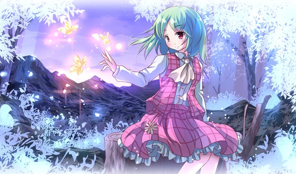 Anime picture 2136x1254 with touhou kazami yuuka risutaru single blush fringe highres short hair red eyes wide image sitting looking away sky bent knee (knees) outdoors long sleeves green hair outstretched arm mountain girl
