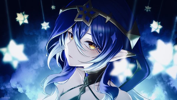 Anime-Bild 2560x1440 mit genshin impact layla (genshin impact) nisikm single long hair looking at viewer fringe highres hair between eyes wide image yellow eyes blue hair upper body from above pointy ears girl star (symbol) hood