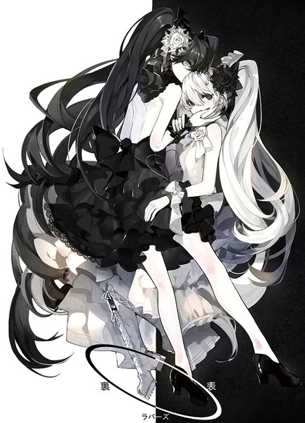Anime-Bild 578x800 mit vocaloid ura-omote lovers (vocaloid) hatsune miku saberiii long hair tall image looking at viewer blush fringe black hair simple background hair between eyes twintails bare shoulders multiple girls full body white hair nail polish hair flower black eyes