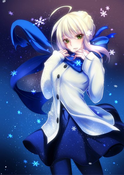 イラスト 624x886 と Fateシリーズ フェイト／ステイナイト type-moon アルトリア・ペンドラゴン セイバー yuki hikari ソロ 長身像 カメラ目線 前髪 おっぱい 金髪 緑の目 アホ毛 女の子 スカート パンスト 襟巻き コート 青いスカート