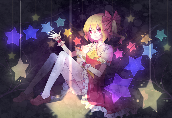 Anime-Bild 1000x684 mit touhou flandre scarlet cuivre single looking at viewer short hair blonde hair smile red eyes one side up alternate wings girl thighhighs dress bow hair bow white thighhighs wings star (symbol)