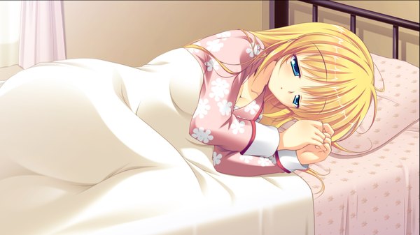 Anime picture 2560x1440 with manatsu no yoru no yuki monogatari kagamatsuri mana mikeou long hair highres blue eyes blonde hair wide image game cg lying girl bed pajamas