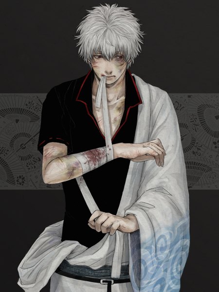 Anime picture 2200x2933 with gintama sunrise (studio) sakata gintoki su-jinko single tall image highres short hair red eyes white hair japanese clothes grey background mouth hold scar boy belt kimono blood bandage (bandages)