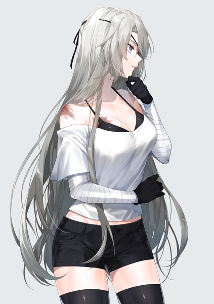 Anime-Bild 900x1275 mit original lydia macarthur waka (shark waka) single long hair tall image fringe breasts blue eyes simple background standing bare shoulders looking away cleavage silver hair profile off shoulder grey background scar girl