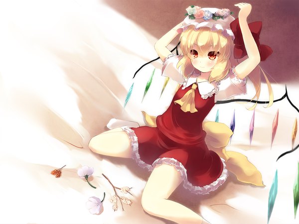 Anime picture 1600x1200 with touhou flandre scarlet gengetsu chihiro single short hair blonde hair smile red eyes sitting arms up short sleeves no shoes puffy sleeves one side up wariza girl skirt flower (flowers) ribbon (ribbons) hat