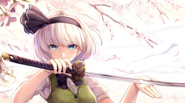 Аниме картинка 1280x720 с touhou konpaku youmu noe noel один (одна) смотрит на зрителя чёлка короткие волосы голубые глаза широкое изображение белые волосы цветущая вишня прикрытие рта девушка лента (ленты) оружие лента для волос лепестки меч катана