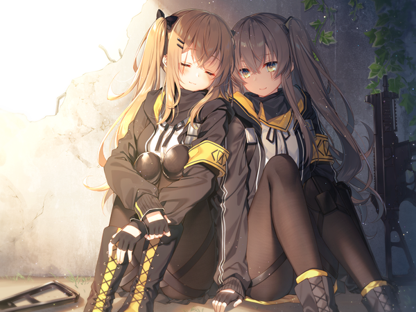 イラスト 1200x900 と ドールズフロントライン ump45 (girls frontline) ump9 (girls frontline) 遠坂あさぎ 長髪 カメラ目線 赤面 前髪 light erotic 笑顔 hair between eyes 茶色の髪 座る ツインテール multiple girls 茶目 payot eyes closed head tilt arm support