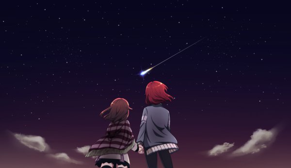 Anime-Bild 2600x1500 mit houkago no pleiades subaru (houkago no pleiades) minato (houkago no pleiades) woshurutto long hair highres short hair brown hair wide image standing cloud (clouds) red hair long sleeves from behind night from below night sky couple holding hands shooting star