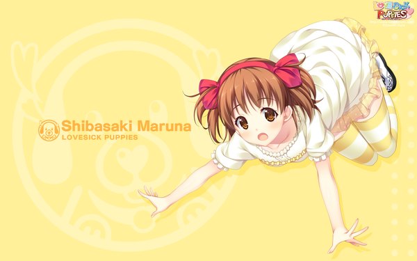 Anime picture 1920x1200 with lovesick puppies shibasaki maruna sankuro single blush highres short hair open mouth brown hair wide image brown eyes yellow background girl thighhighs dress hairband striped thighhighs