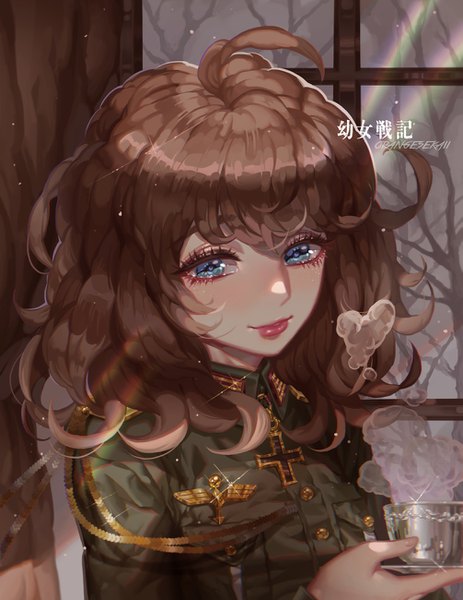 Anime-Bild 1005x1300 mit youjo senki viktoriya ivanovna serebryakov orange sekaii single long hair tall image looking at viewer blush blue eyes brown hair holding signed ahoge sparkle lipstick hieroglyph portrait pink lipstick steam military