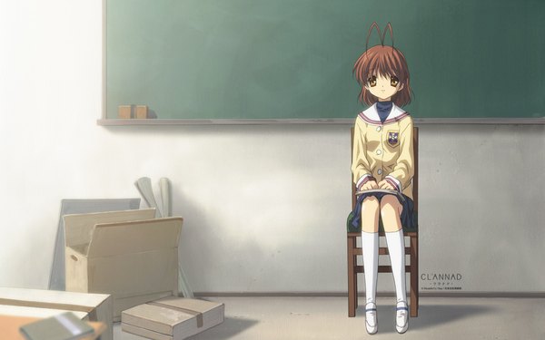 Anime picture 1920x1200 with clannad key (studio) furukawa nagisa single highres short hair brown hair wide image sitting brown eyes ahoge girl uniform school uniform socks serafuku white socks chair blackboard cardboard box