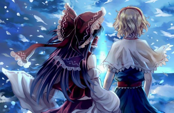 Anime picture 1000x650 with touhou hakurei reimu alice margatroid long hair short hair black hair blonde hair multiple girls traditional clothes from behind back miko girl bow 2 girls hair bow detached sleeves hairband