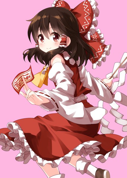 Anime picture 1000x1400 with touhou hakurei reimu ruu (tksymkw) single long hair tall image looking at viewer fringe simple background hair between eyes brown hair brown eyes pink background girl skirt bow hair bow detached sleeves frills skirt set