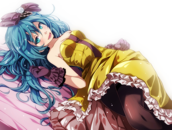 イラスト 2500x1889 と ボーカロイド 初音ミク 月代サイカ ソロ 長髪 カメラ目線 赤面 前髪 highres 開いた口 笑顔 hair between eyes 白背景 肩出し lying aqua eyes aqua hair frilled dress 女の子 ドレス