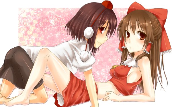 Anime picture 1600x1000 with touhou hakurei reimu shameimaru aya sakura shiho looking at viewer blush short hair light erotic smile red eyes brown hair wide image multiple girls brown eyes profile shoujo ai miko girl skirt bow