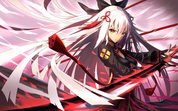 Anime picture 800x502 with fate (series) fate/grand order koha-ace okita souji (fate) (all) okita souji alter (fate) augu (523764197) single fringe breasts hair between eyes standing holding yellow eyes looking away silver hair upper body very long hair floating hair dark skin fighting stance