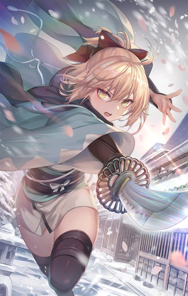 Anime picture 1000x1574 with fate (series) fate/grand order koha-ace okita souji (fate) (all) okita souji (koha-ace) torino aqua single tall image looking at viewer fringe short hair open mouth blonde hair hair between eyes holding yellow eyes sky ahoge bent knee (knees) outdoors