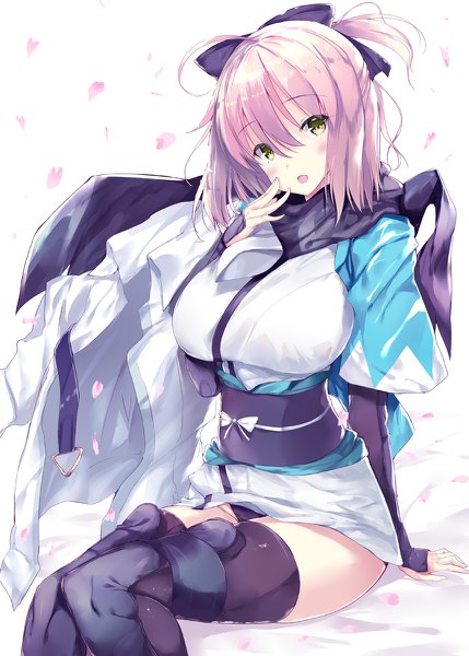 イラスト 858x1200 と Fateシリーズ fate/grand order koha-ace okita souji (fate) (all) 沖田総司(fate) 能都くるみ ソロ 長身像 カメラ目線 赤面 前髪 短い髪 おっぱい 開いた口 light erotic simple background 金髪 hair between eyes 大きな乳房 白背景