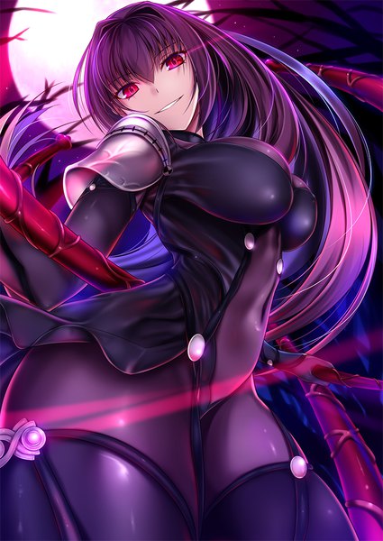 イラスト 708x1000 と Fateシリーズ fate/grand order scathach (fate) (all) スカサハ(fate) 緋山　狐 ソロ 長髪 長身像 カメラ目線 前髪 おっぱい light erotic 笑顔 hair between eyes 赤い目 大きな乳房 立つ holding purple hair parted lips