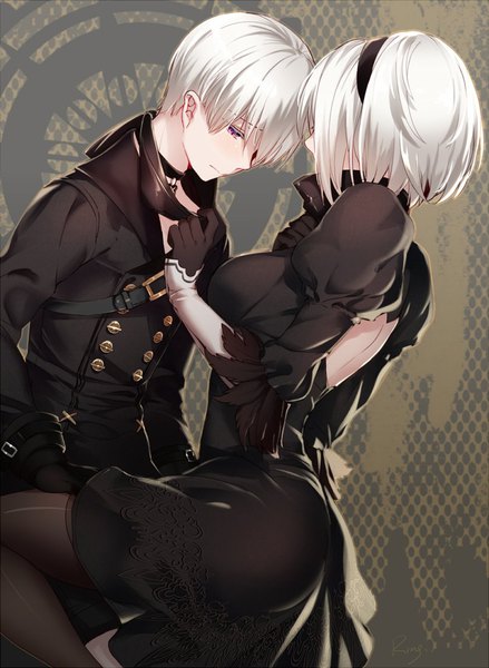 イラスト 804x1098 と nier nier:automata ヨルハ二号b型 ヨルハ九号s型 aki663 長身像 前髪 短い髪 おっぱい 立つ 紫目 holding bent knee (knees) 尻 white hair long sleeves 片目隠れ puffy sleeves couple hand on chest