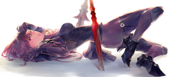 イラスト 1920x859 と Fateシリーズ fate/grand order scathach (fate) (all) スカサハ(fate) 爽々 ソロ 長髪 カメラ目線 前髪 highres おっぱい light erotic simple background 赤い目 wide image purple hair 全身 lying turning head 女の子