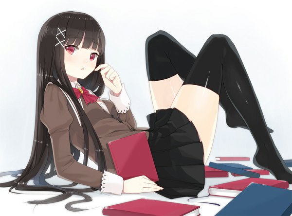 Anime picture 1000x741 with original kurasawa moko single long hair looking at viewer fringe black hair simple background red eyes white background bent knee (knees) blunt bangs long sleeves parted lips pleated skirt zettai ryouiki reclining girl thighhighs skirt