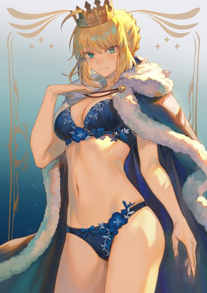 Anime-Bild 1447x2047 mit fate (series) fate/stay night artoria pendragon (all) saber mashuu (neko no oyashiro) single tall image looking at viewer fringe short hair breasts light erotic simple background blonde hair hair between eyes large breasts standing cleavage ahoge arm up