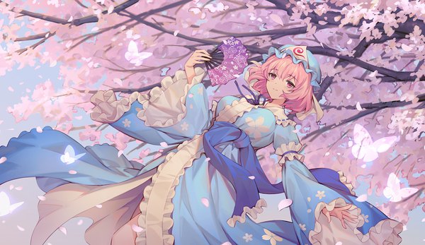 Anime-Bild 1161x672 mit touhou saigyouji yuyuko mutugi single looking at viewer short hair wide image pink hair pink eyes light smile wind cherry blossoms outstretched arm floral print girl hat frills insect butterfly bonnet