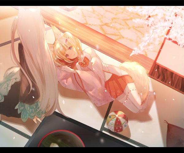 Anime-Bild 1351x1122 mit virtual youtuber kemomimi oukoku kokuei housou nora cat channel mikoko (kemomimi oukoku kokuei housou) nora cat chiemo long hair blue eyes blonde hair sitting multiple girls animal ears looking away tail lying animal tail pleated skirt cat ears wide sleeves dutch angle