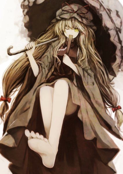 Anime picture 849x1200 with touhou yakumo yukari zen33n single long hair tall image looking at viewer simple background blonde hair smile white background yellow eyes one eye closed barefoot wink girl dress bow hair bow umbrella