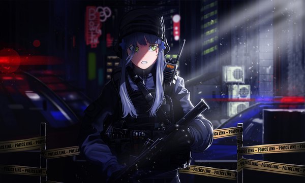 Anime-Bild 2123x1280 mit girls frontline hk416 (girls frontline) ihobus single long hair fringe highres wide image standing holding green eyes looking away parted lips grey hair hair over one eye city glowing shaded face cityscape police