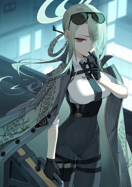 Anime-Bild 3035x4299 mit blue archive mina (blue archive) yoru (0 0yoru) single long hair tall image fringe highres red eyes holding absurdres green hair from above hair over one eye sunglasses on head clothes on shoulders glove biting girl gloves black gloves
