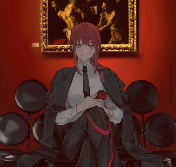 Anime-Bild 1264x1200 mit chainsaw man mappa makima (chainsaw man) k00s single long hair looking at viewer fringe smile sitting holding yellow eyes payot bent knee (knees) red hair indoors braid (braids) crossed legs single braid clothes on shoulders