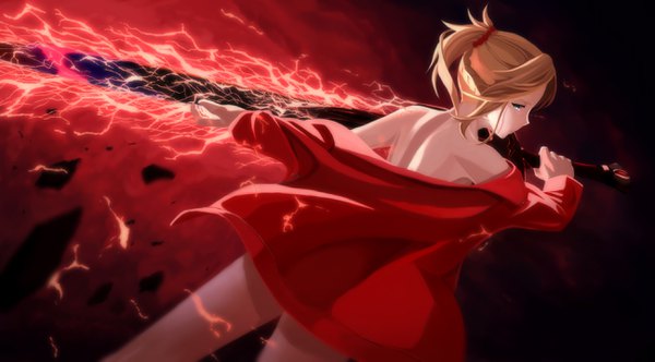 Anime picture 2595x1439 with fate (series) fate/grand order fate/apocrypha mordred (fate) mukade (siieregannsu) single looking at viewer highres short hair light erotic blonde hair wide image holding green eyes payot from behind off shoulder dutch angle thighs girl