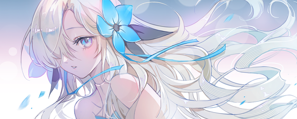 Аниме картинка 1491x600 с виртуальный ютубер kamitsubaki studio isekai joucho haitu один (одна) длинные волосы чёлка голубые глаза широкое изображение смотрит в сторону верхняя часть тела белые волосы полуоткрытый рот цветок в волосах волосы прикрывают глаз девушка цветок (цветы)