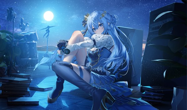 Anime picture 2522x1488 with virtual youtuber hololive hoshimachi suisei hoshimachi suisei (5th costume) heirou single long hair looking at viewer blush fringe highres blue eyes smile hair between eyes wide image sitting holding blue hair bent knee (knees) outdoors